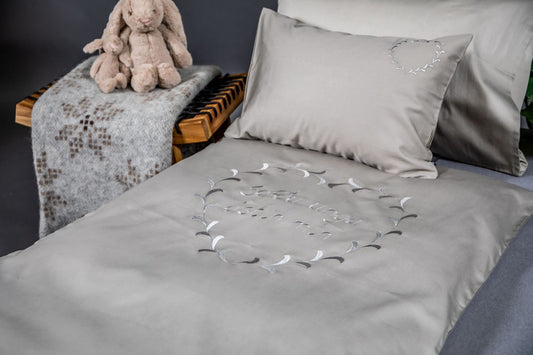 Sofðu unga ástin mín – barnarúmföt úr Pima bómull með fallegri bróderingu